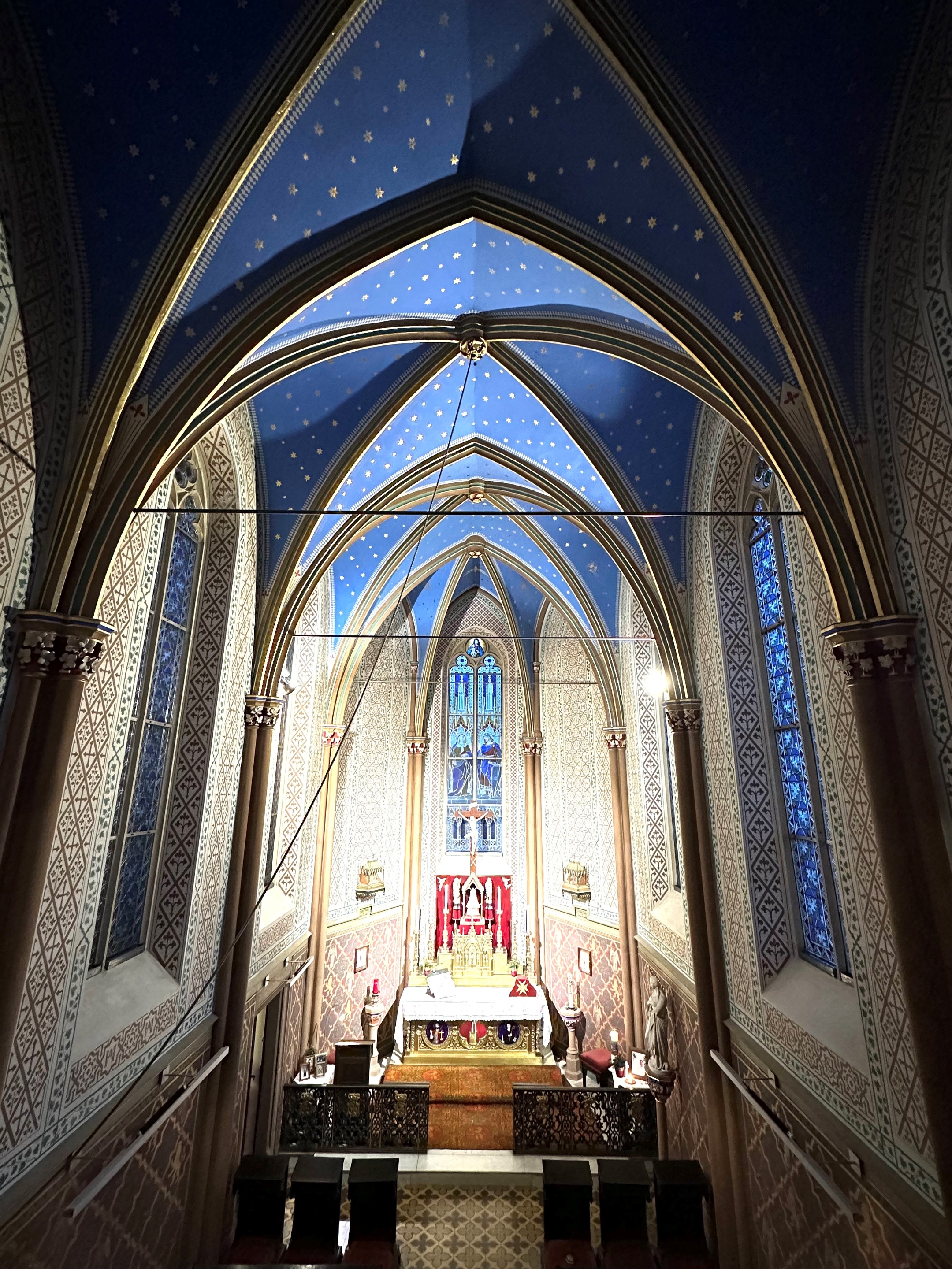 Nach dem Vorbild der Sainte Chapelle ist die Doppelkapelle im gotischen Stil errichtet.